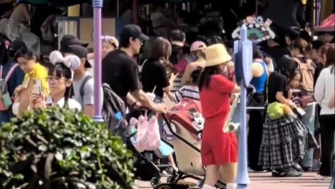 吴倩张雨剑带女儿逛迪士尼！同框超默契，体面带娃太好哭