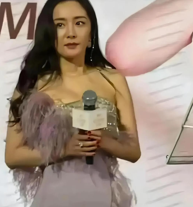 杨幂生图的真实颜值，面部有衰老痕迹、软组织问题非常明显，和精修图差距直观可见
