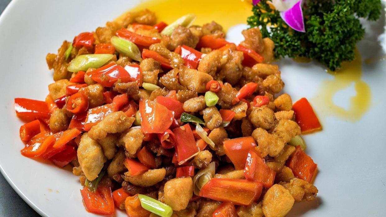 围裙奶奶面馆的碎碎鸡，藏着治愈人心的家常香