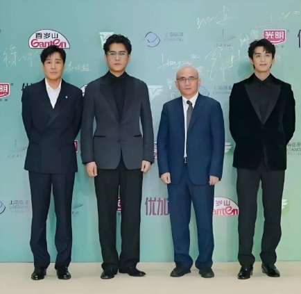 站在右边第二个的这位男士虽然个子不是很高挑，但他是一名有实力的编剧，气质儒雅、风