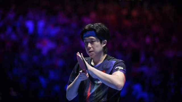 把日本人打服！王楚钦苦战七局夺冠，赛后激动躺地，松岛辉空沮丧