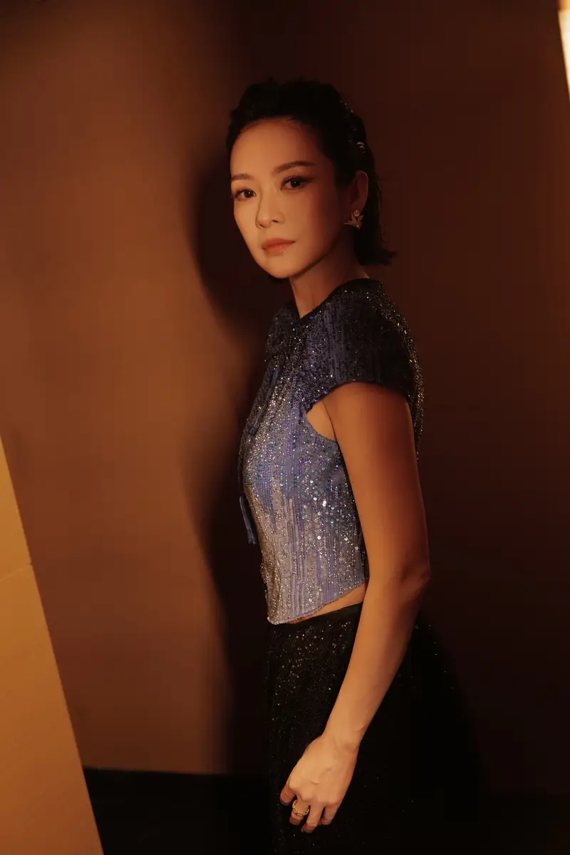章子怡穿蓝黑色礼服 湿发背头造型又美又飒