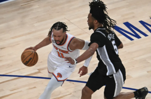 NBA总决赛，尼克斯对阵马刺的G4比赛中，出现了非常奇葩的一幕。马刺在上半场三分