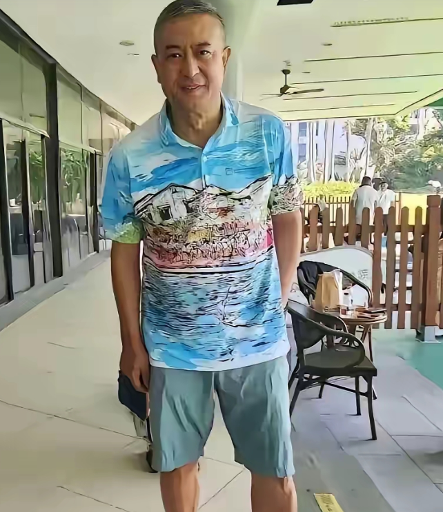 这就是生活中的张嘉译太接地气了
不在舞台上，褪去了明星的光环，
走在大街上与我们