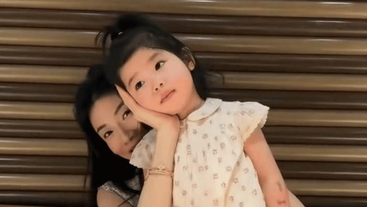 程晓玥直播自嘲！幼时被网友哄骗，直言女儿小时候长相难看