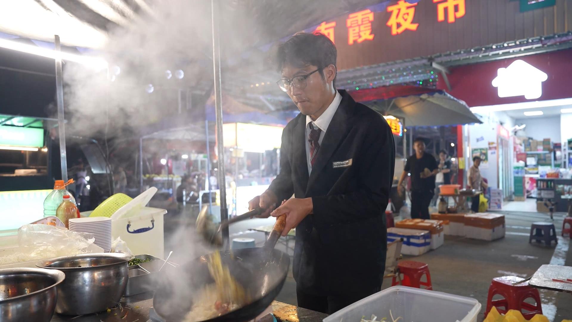 穿西装打领带做炒粉，他想用一双手炒出个好未来！