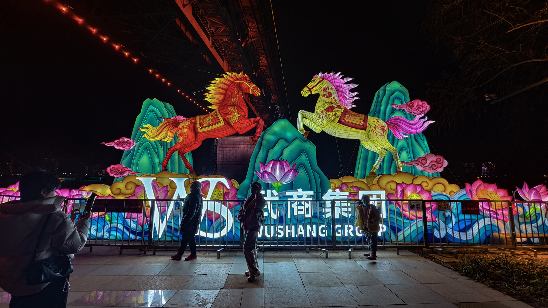 晴川阁畔灯如昼，江城新春夜未央