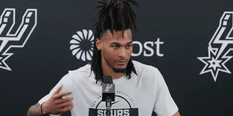 昨日结束的NBA常规赛中，马刺以138比125击败独行侠。赛后，马刺球员斯蒂芬-