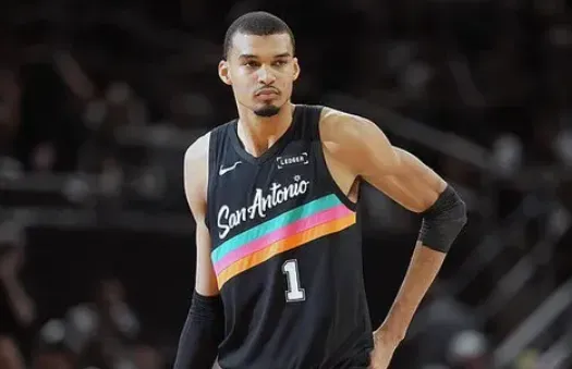 明天凌晨三点，马刺将客场对阵掘金。

据报道，文班亚马不在伤病名单中，明日可以出