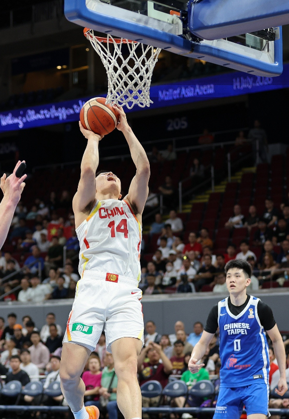 李弘权真是舍小家为大家，在国家队集训期间，他的妻子正好是预产期！昨晚的表现也是全