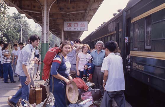 1981年，汉口火车站的站台。