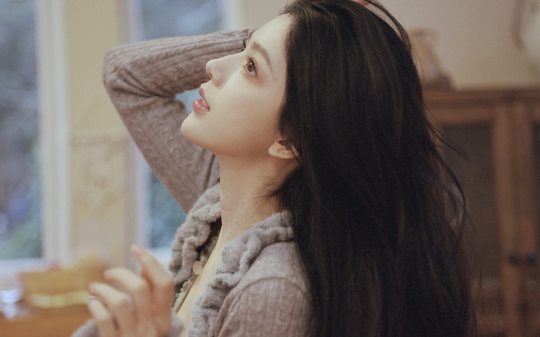 老公资助了一个贫困生。 她趁我不在家，偷穿老公的睡衣发在微博：哥哥的睡衣穿起来真舒服，还对我各种挑衅