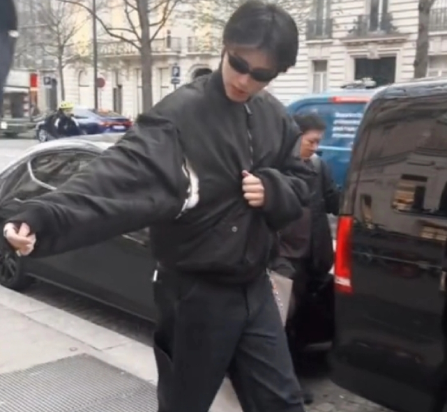 没法懂现在的时尚陈飞宇一抬手臂
好家伙，怎么穿了一件破了的衣服，路人看了也忍不住