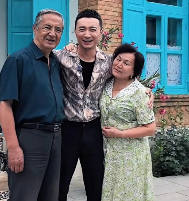 尼格买提真的很孝顺
工作这么忙，还有空回家陪爸妈，大家觉得尼格买提像爸爸多一点还