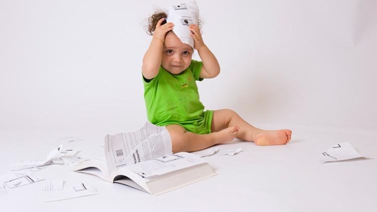 别盲目制止宝宝撕纸！这样引导助力大脑发育