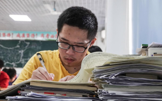 男生为救昏迷老头错过考试，网友喊话“再给一次机会”！结果直接进了清北…