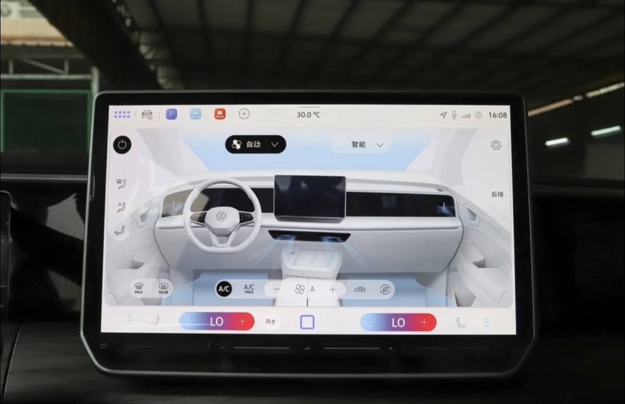 开了三年电机直驱的ID.4，我对动力的理解是“安静且快”。但坐进全新揽巡，按下启