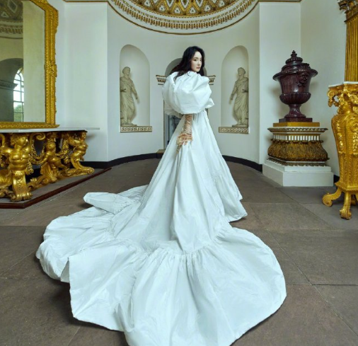 寒冬里绽放的白梅，是骨骼里不枯的玫瑰，是我永远的热爱