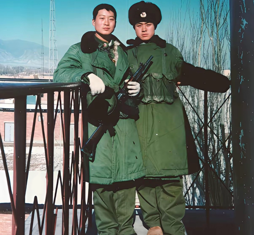 这张彩色照片的质感极佳，将时光定格在二十多年前的某弹药库固定哨位。画面中，两位哨