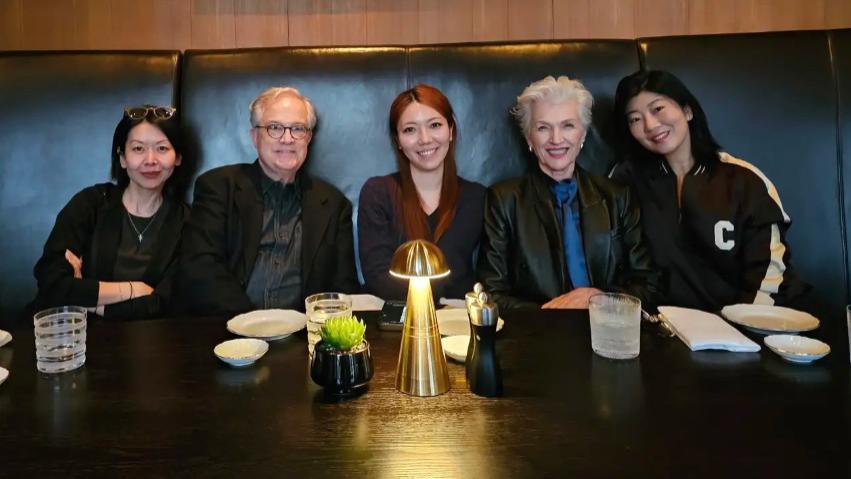 七旬梅耶马斯克又来北京，穿墨绿色套装亮相清华，彰显贵气又减龄