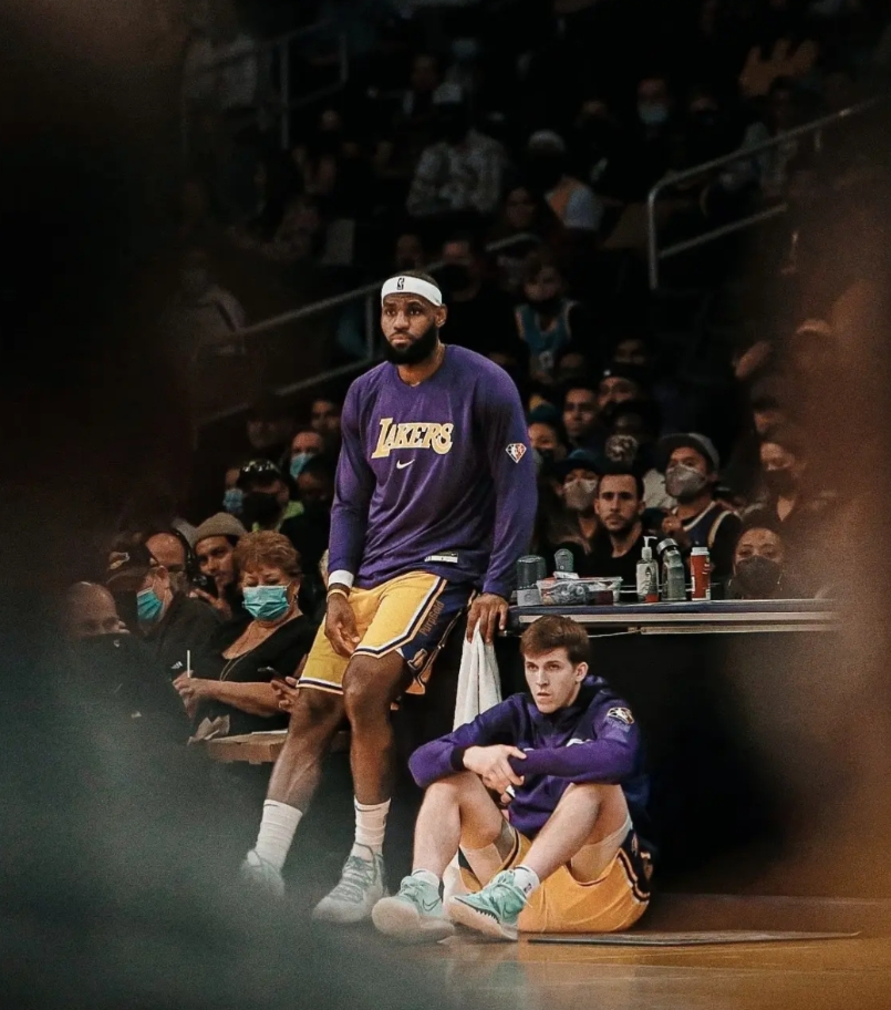 里弗斯这一伤，多少有些尴尬。一来他和东契奇同时倒下，二来眼瞅着季后赛就要开打，好