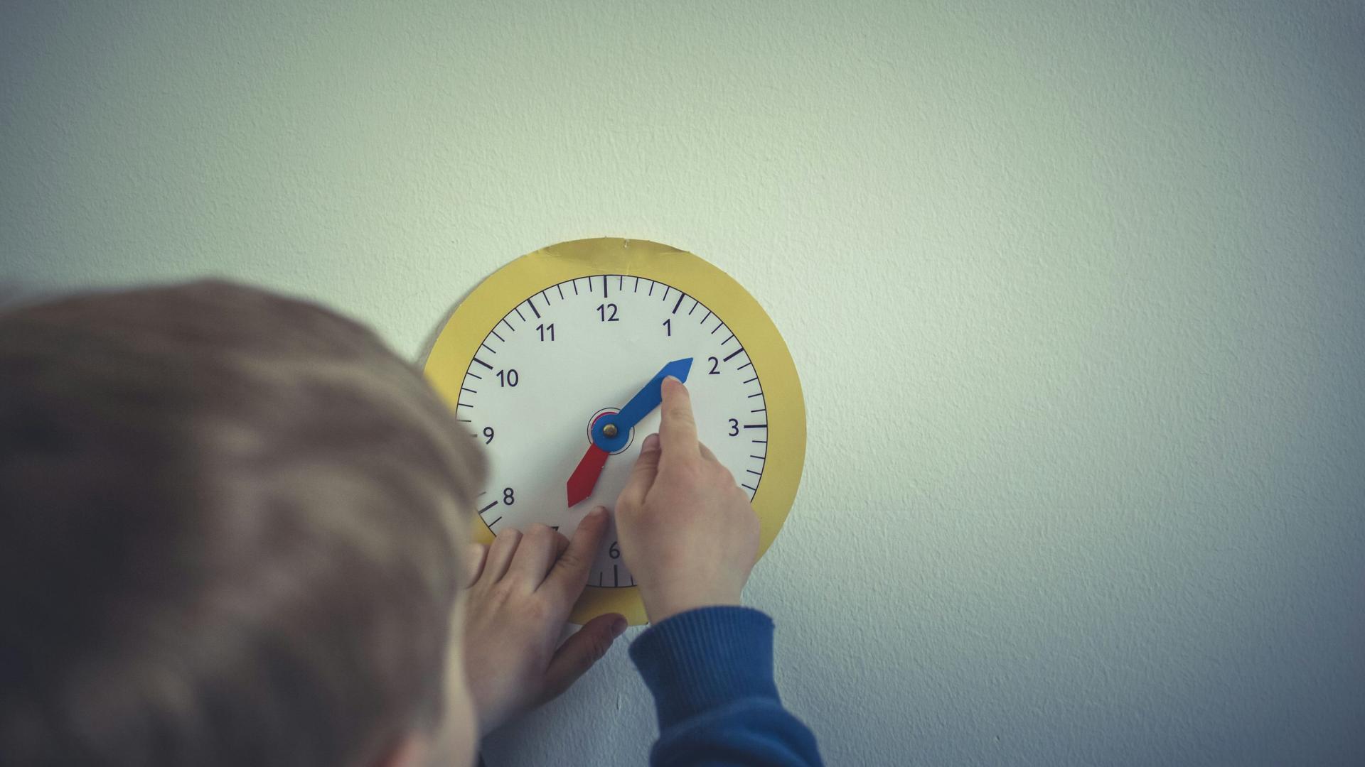 这一代孩子，其实是在替家庭扛时代的压力