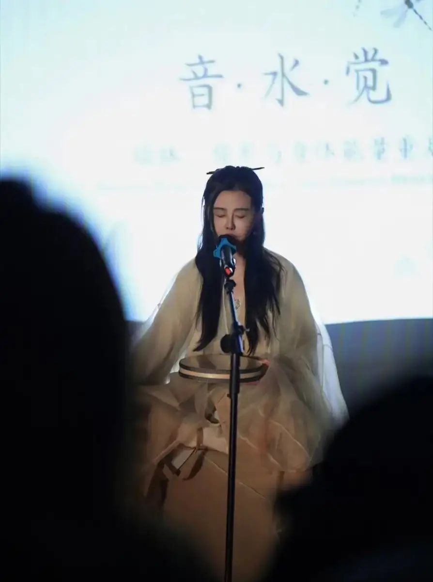 59岁王祖贤时隔39年再现聂小倩 穿浅色古装仪态大方