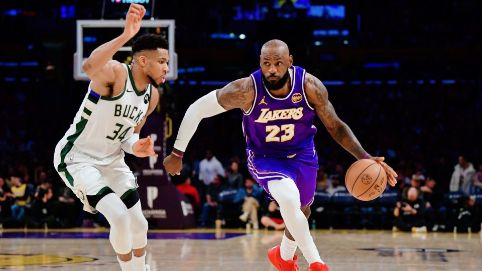 41岁老詹末节13+5拼到倒地！湖人4分惜败雄鹿，他不该背锅