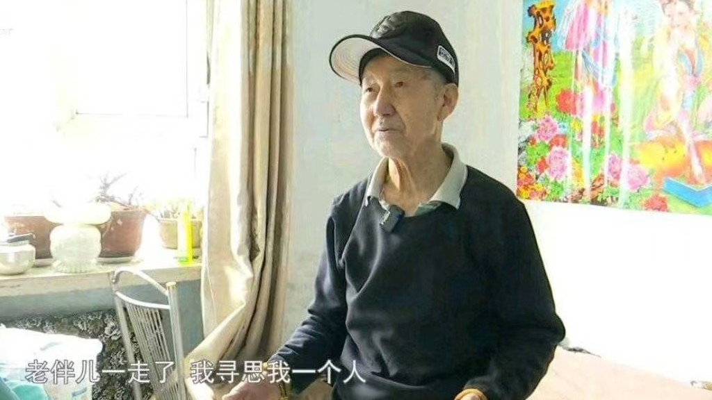 79岁大爷找漂亮老伴，相中68岁大妈乐开花，如胶似漆享受二人世界