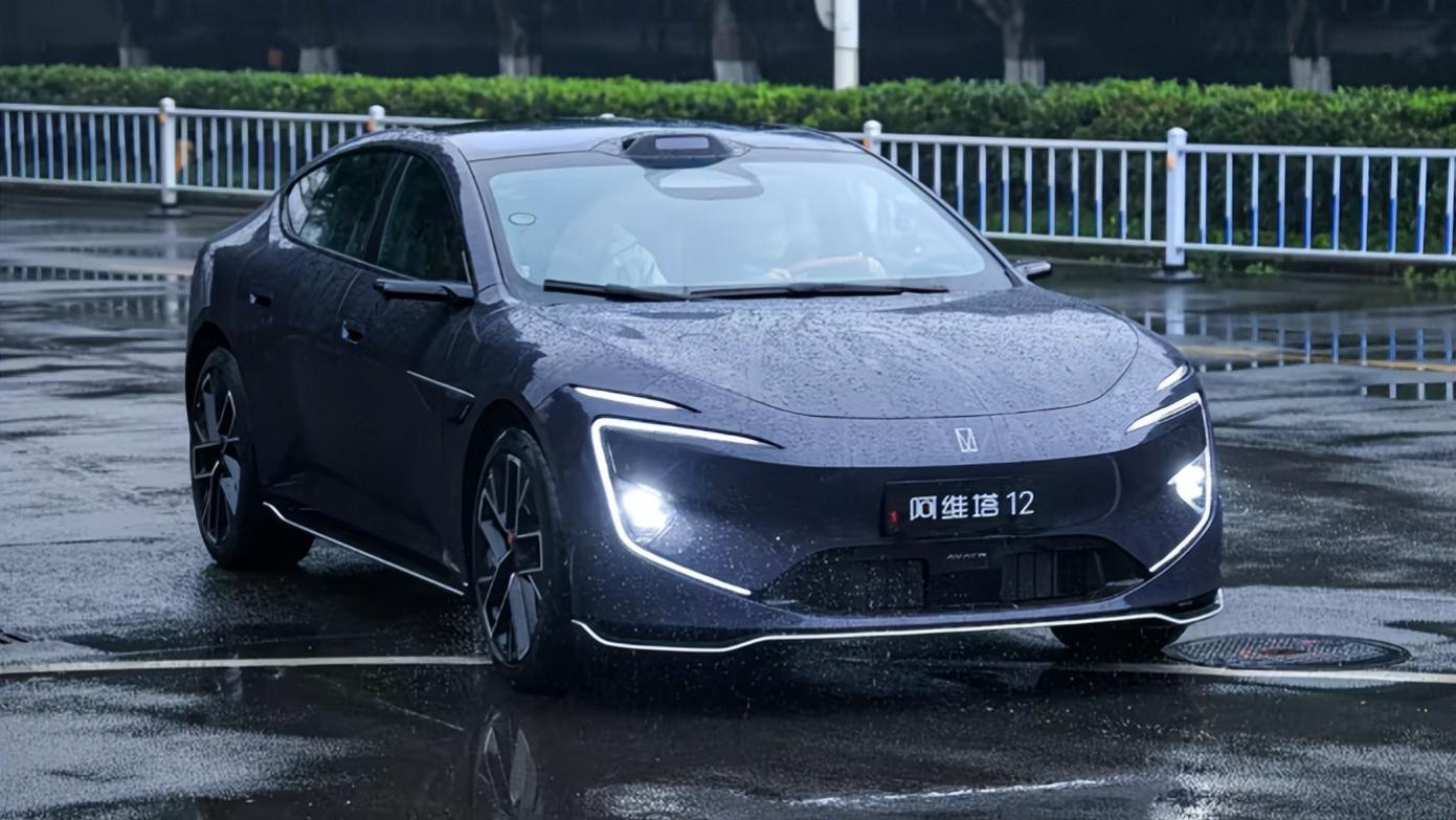 续航735km！新款阿维塔12换装98度电池，配华为新智驾