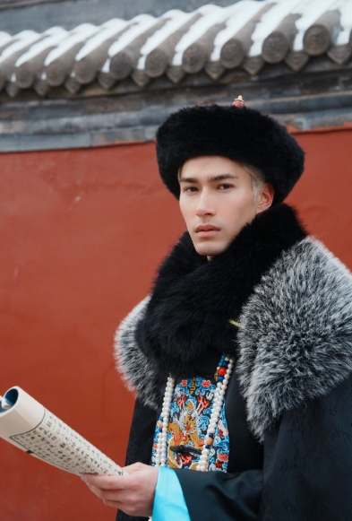 能把清装穿出冷峻王爷范儿，米卡的时尚表现力确实强。但他的可贵之处在于，不仅仅把古