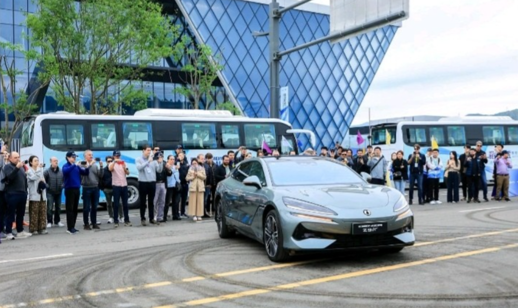  中国新能源汽车出口成绩相当亮眼！工信部表示，产品已出口到70多个国家和地区。2