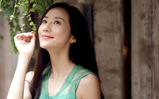 小姨子在我家暂住，我半夜起夜，撞见她在客厅做瑜伽，她回头对我笑了笑：姐夫，今晚来找人家谈正事…