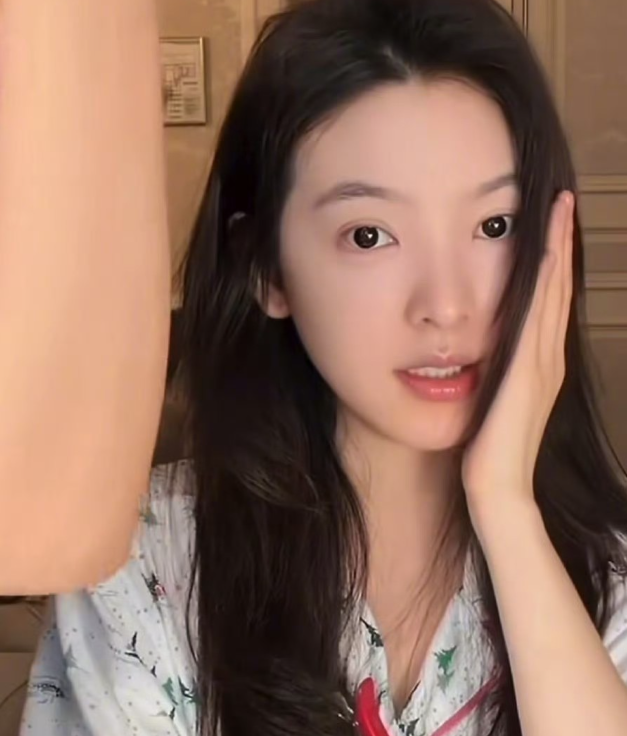 章若楠素颜才是真的美得一塌糊涂
化妆间里的随手镜头，意外撞破了章若楠最动人的「美