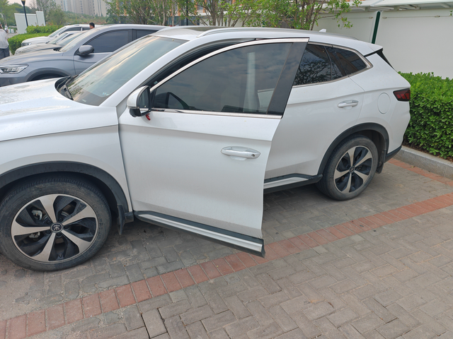 我觉得能买长续航就买长续航的
毕竟大多数家庭用车基本上就在一二百公里，拥有一个长