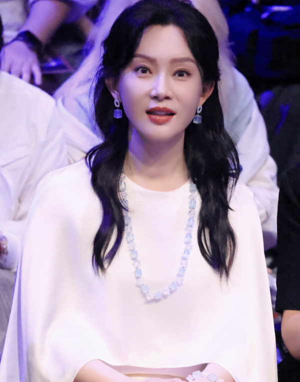 陈数在广州出席时尚活动，她这回搭配了一件白色的裙子，看上去格外的靓丽，气质超好