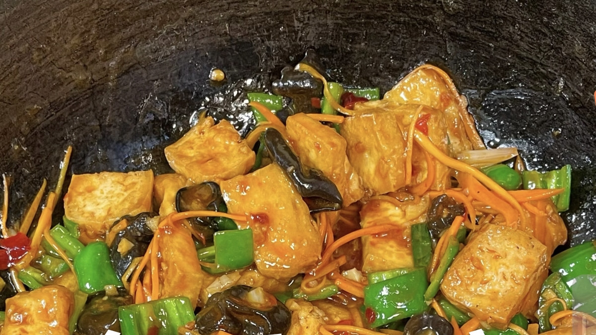 豆腐别再红烧了！学会这招“鱼香”做法，鲜香开胃，连吃三天不腻