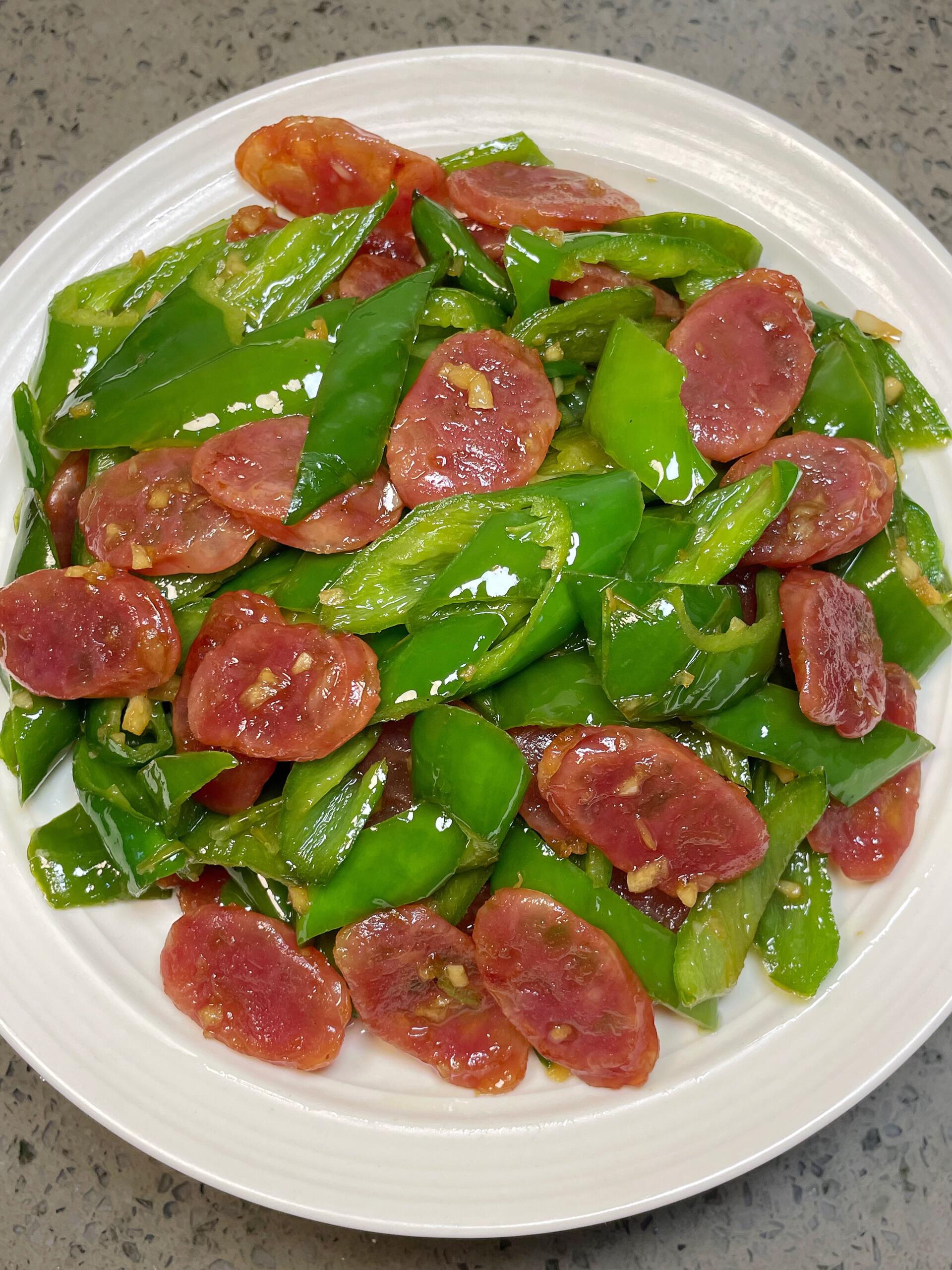 青椒炒腊肠｜香辣入味，下饭神器✨
谁懂啊！青椒炒腊肠真的太对味了，没有复杂操作，
