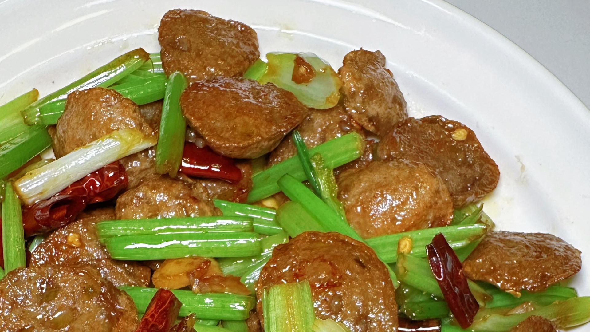 芹菜炒牛肉丸竟这么香？秘诀藏在这几步，你猜对了吗？