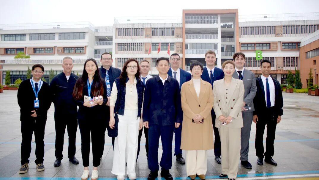 汕头市副市长彭聪恩莅临广以附校指导调研