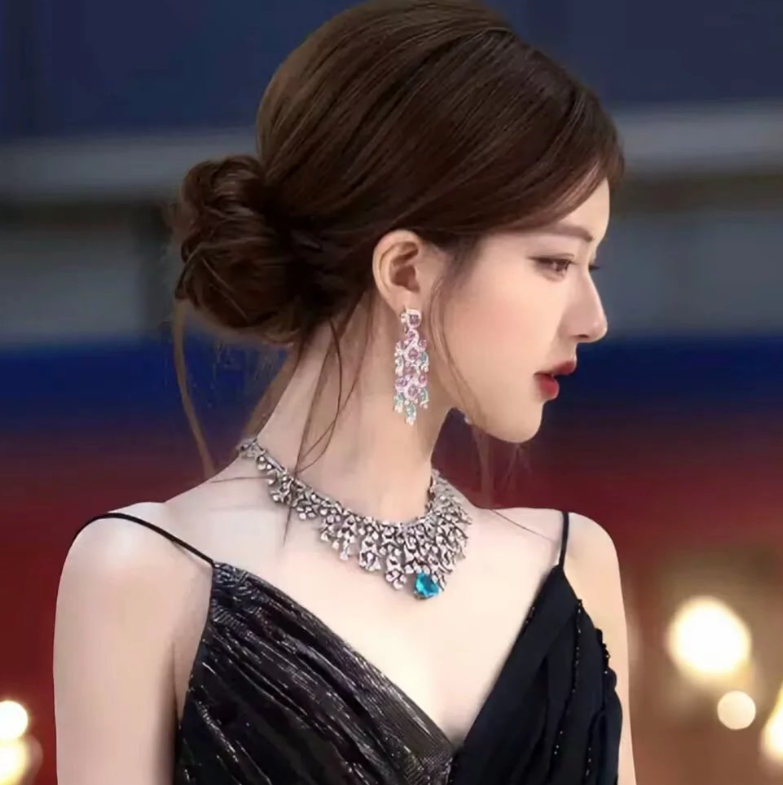 赵露思宝宝好有气质，好可爱