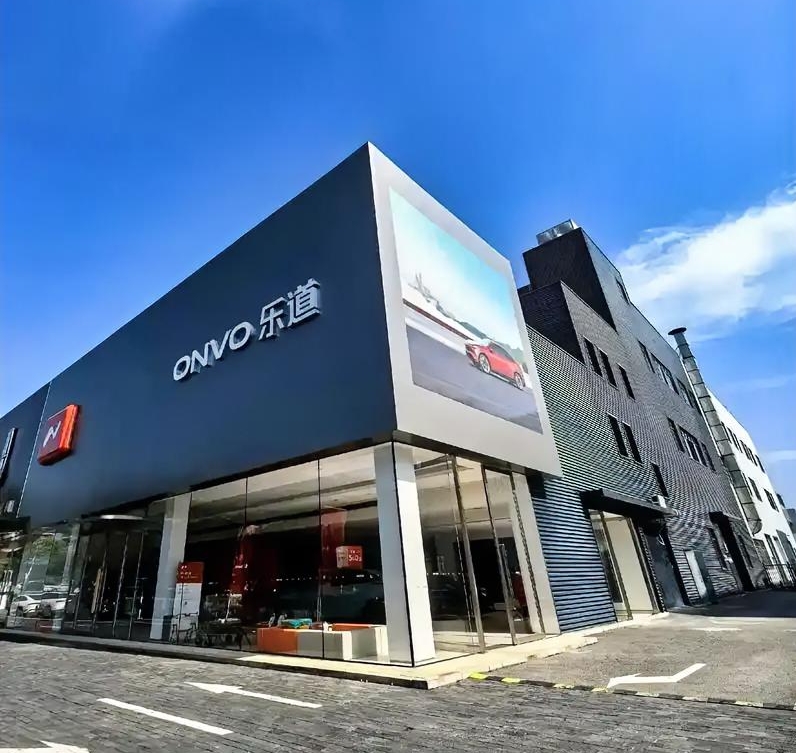 蔚来主品牌卖了1.9万辆（2026年4月数据），乐道+萤火虫只卖了1万辆出头。两