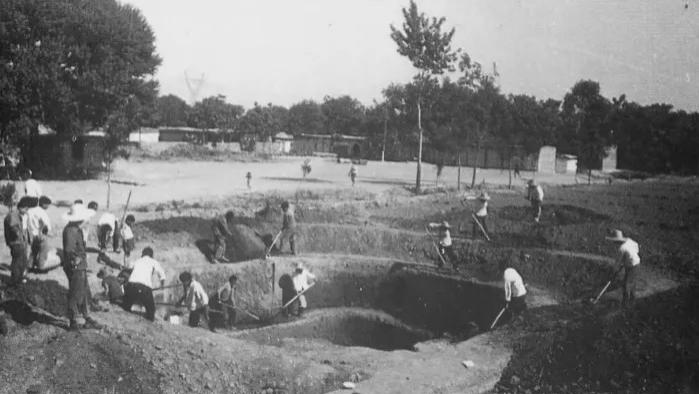 1976年殷墟惊天发掘：挖出3200年前女战神，1.6吨陪葬青铜器让整个考古队愣住！