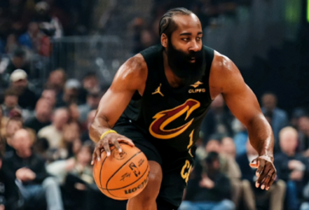 哈登17分14助攻带领骑士“复仇”热火。NBA常规赛，骑士主场再战热火，这场比赛