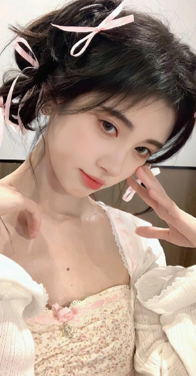 鞠婧祎这十年，是被一句翻译错误钉在话题柱上的十年。打工人和老板的恩怨，总在解约时