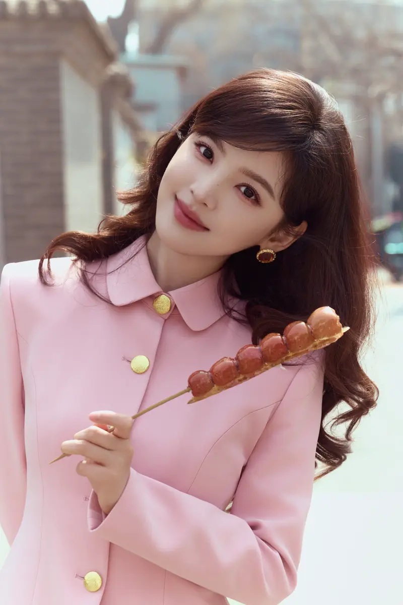 章若楠穿粉裙胡同里漫步 对镜甜笑惊艳回眸风情万种