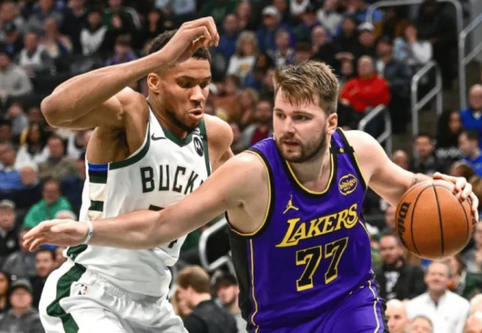 美记Marc Stein更新动态谈到了雄鹿球员扬尼斯-阿德托昆博的相关流言：
“