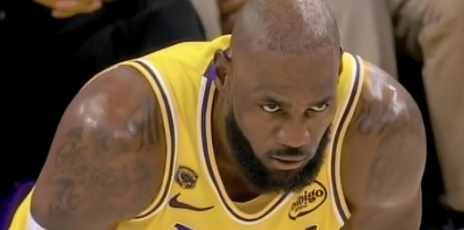 詹姆斯单核带队击败无杜火箭取得季后赛开门红。NBA季后赛首轮，湖人主场迎战火箭，