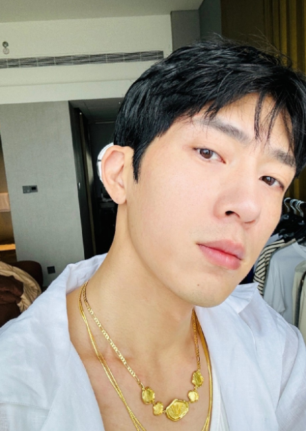 井柏然这一身“金”，含金量直接拉满！

谁能想到男生戴三金叠戴还能这么好看？井柏