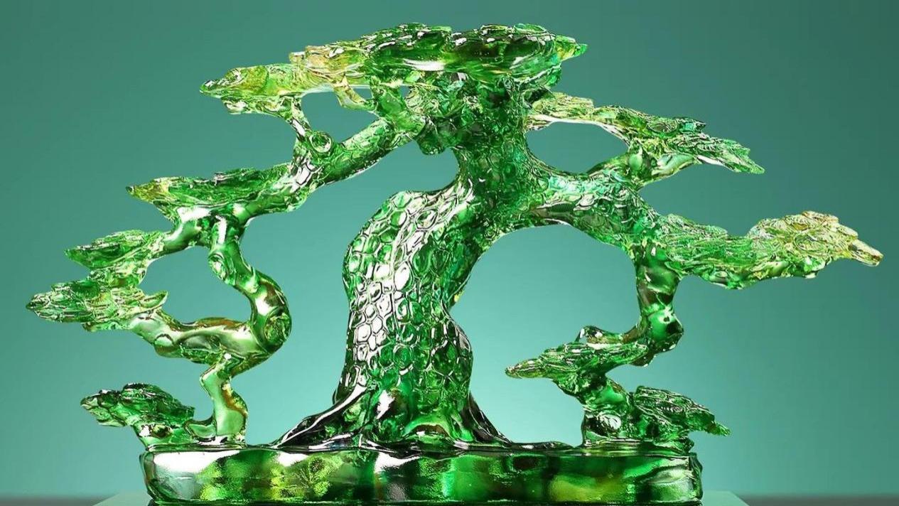 古法琉璃里的东方浪漫：招财迎客松摆件